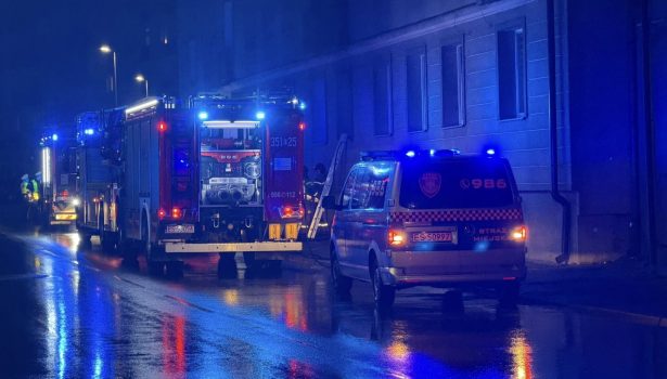 Pożar mieszkania w Skierniewicach. Strażacy ewakuowali 79-latka z kamienicy przy ul. Jagiellońskiej