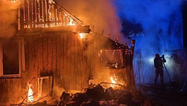 Tragiczny pożar pustostanu w Skarżysku-Kamiennej. Trzy osoby nie żyją