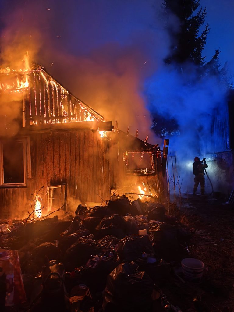Tragiczny pożar pustostanu w Skarżysku-Kamiennej. Trzy osoby nie żyją
