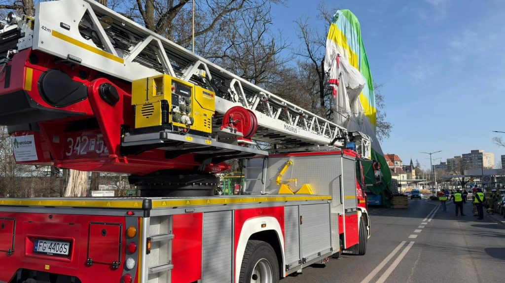 Tragiczny wypadek balonu w Zielonej Górze. Jedna osoba zginęła po uderzeniu w budynek