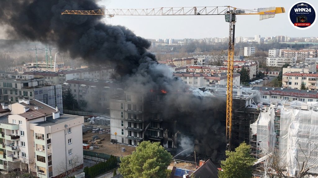 Pożar elewacji na Żeraniu. Strażacy ewakuowali operatora dźwigu