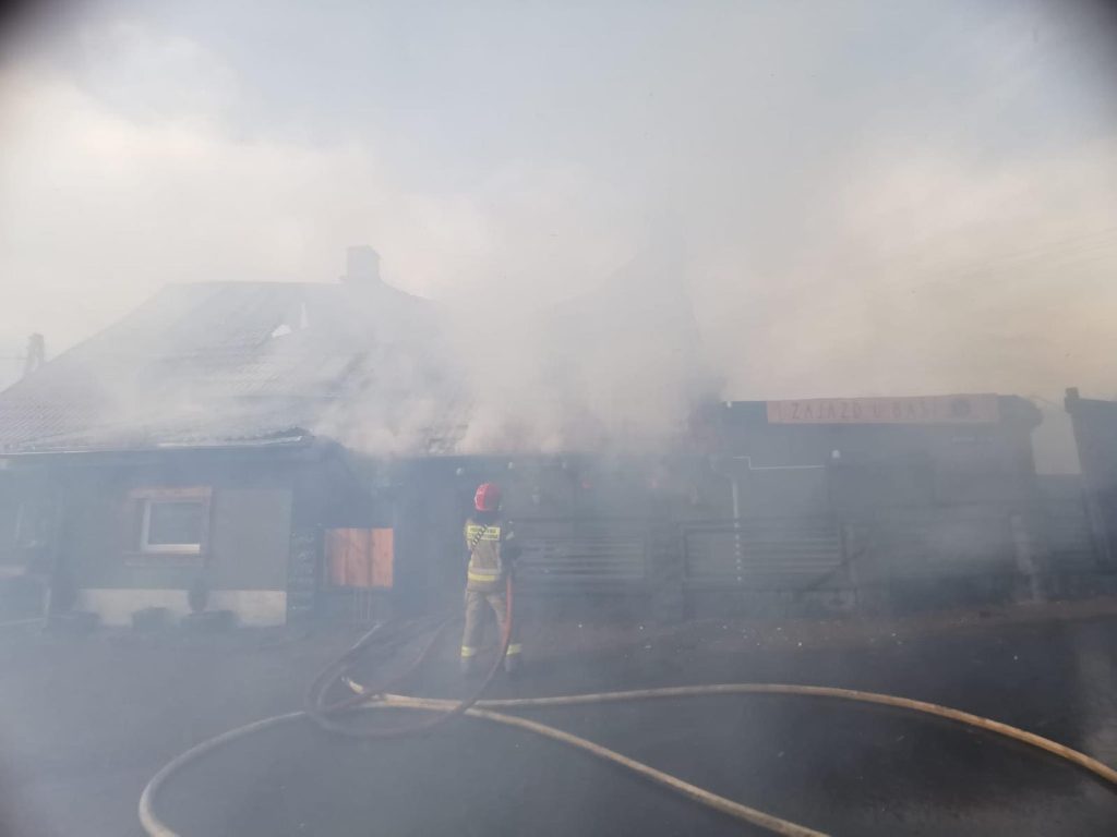 Rozwinięty pożar obiektu w Wolimierzu. Ogień objął budynek mieszkalny, garaże i część restauracyjną