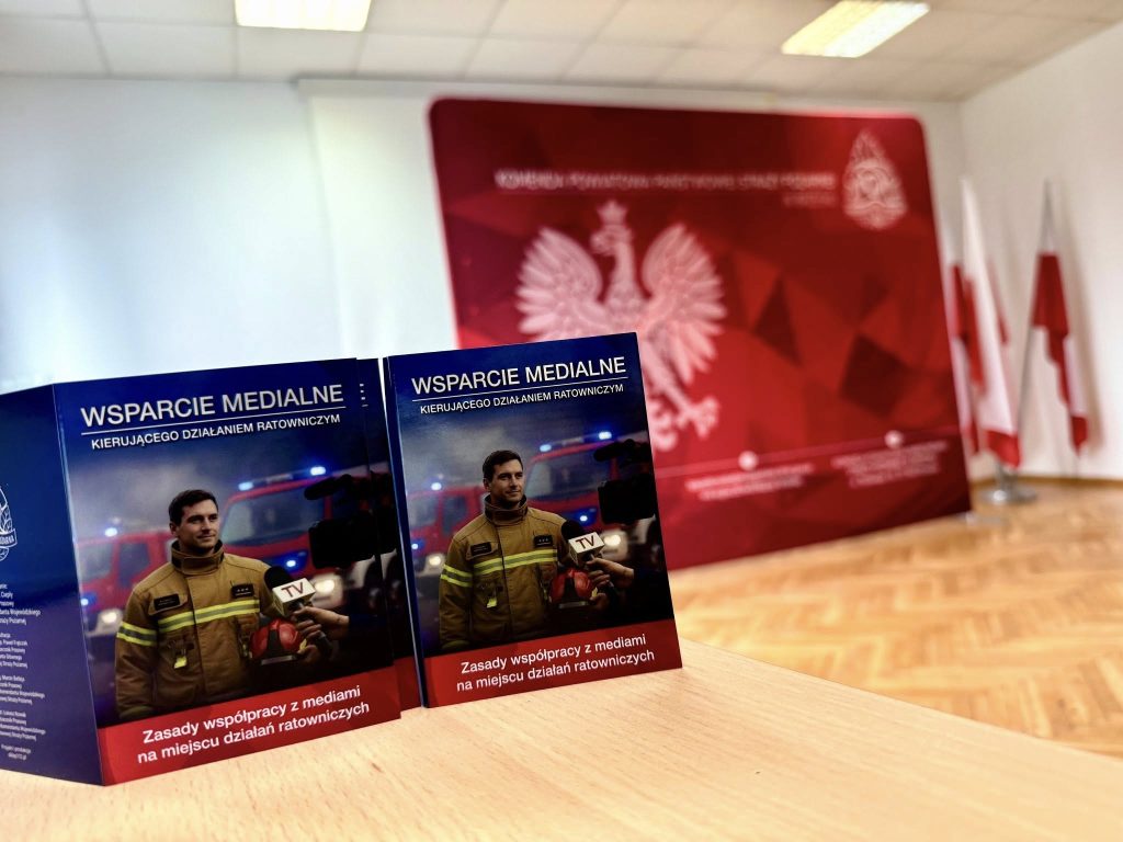 Powstał praktyczny poradnik dla strażaków. Wsparcie medialne na miejscu działań ratowniczych