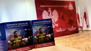 Powstał praktyczny poradnik dla strażaków. Wsparcie medialne na miejscu działań ratowniczych