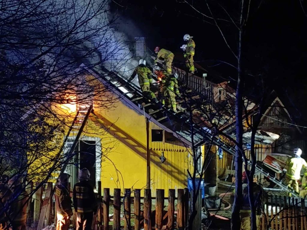 Nocny pożar budynku mieszkalnego w Lachowicach