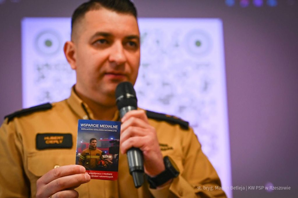 Powstał praktyczny poradnik dla strażaków. Wsparcie medialne na miejscu działań ratowniczych