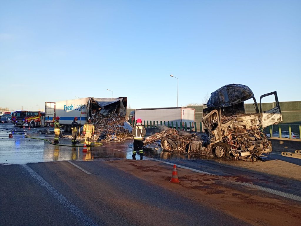 Pożar ciężarówki po zdarzeniu drogowym na A2 pod Konotopą. Utrudnienia w kierunku Warszawy