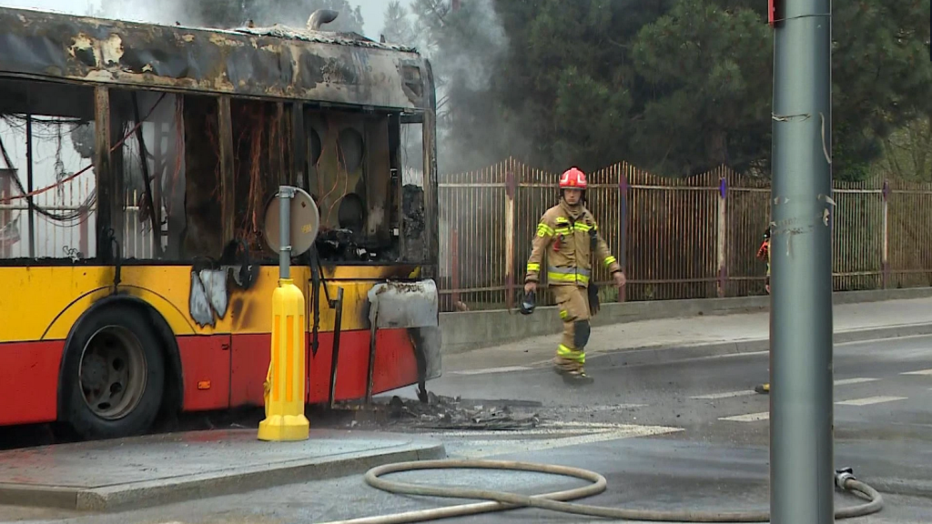 Pożar autobusu miejskiego linii 213 w Warszawie