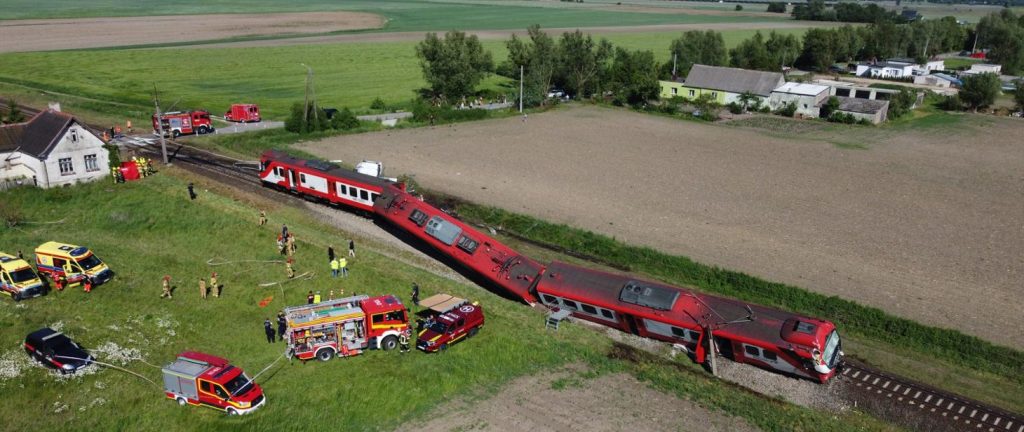 Katastrofa kolejowa w Garbatce. Wykolejenie pociągu relacji Rogoźno-Poznań i tragiczny pożar ciężarówki
