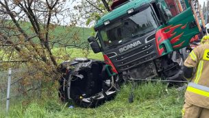 Poważny wypadek na DK40 w Starych Kotkowicach. Czołowe zderzenie osobówki z ciężarówką