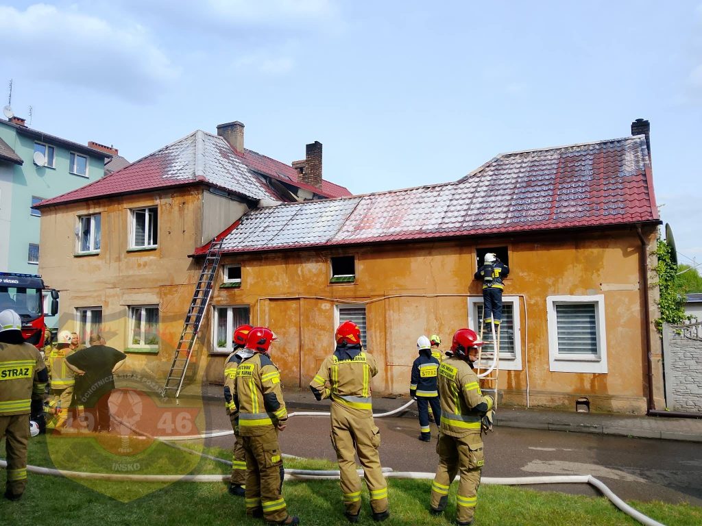 Duży pożar budynku w Ińsku. 9 zastępów w akcji