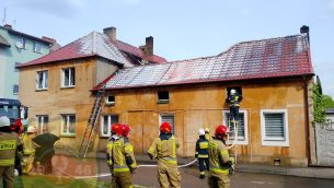 Duży pożar budynku w Ińsku. 9 zastępów w akcji