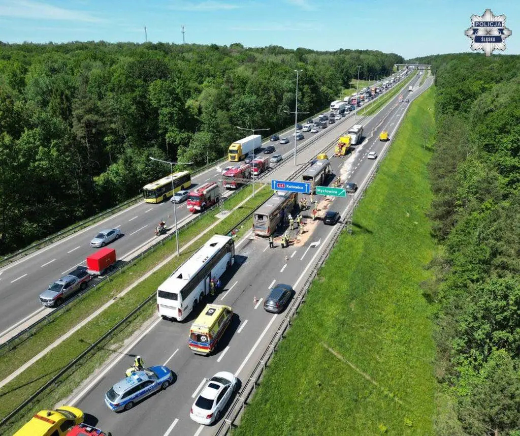 Poważne zdarzenie na A4 w Mysłowicach. Zderzenie dwóch autokarów z dziećmi, są ranni