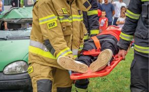 WAK_2_26_temat_numeru_Marcin_Wiechetek_JAK_UCZYC_SPOLECZENSTWO_BEZPIECZENSTWA_iStock-2158287108