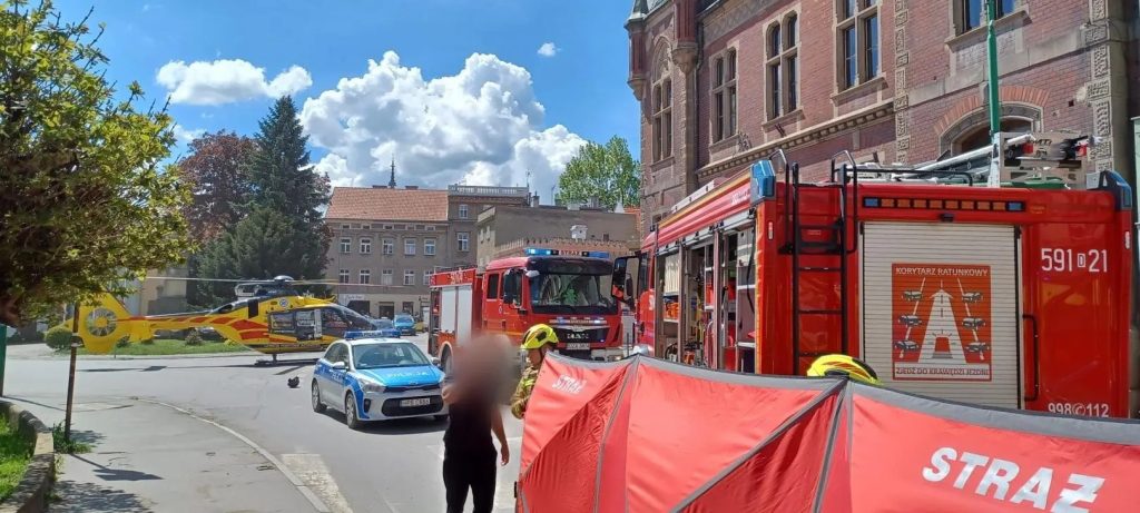 Tragiczny wypadek w Ząbkowicach Śląskich. Samochód uderzył w budynek, nie żyje 73-latka