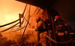 Strażacy opanowali pożar hali w Płocku. Akcja dogaszania trwała przez całą noc
