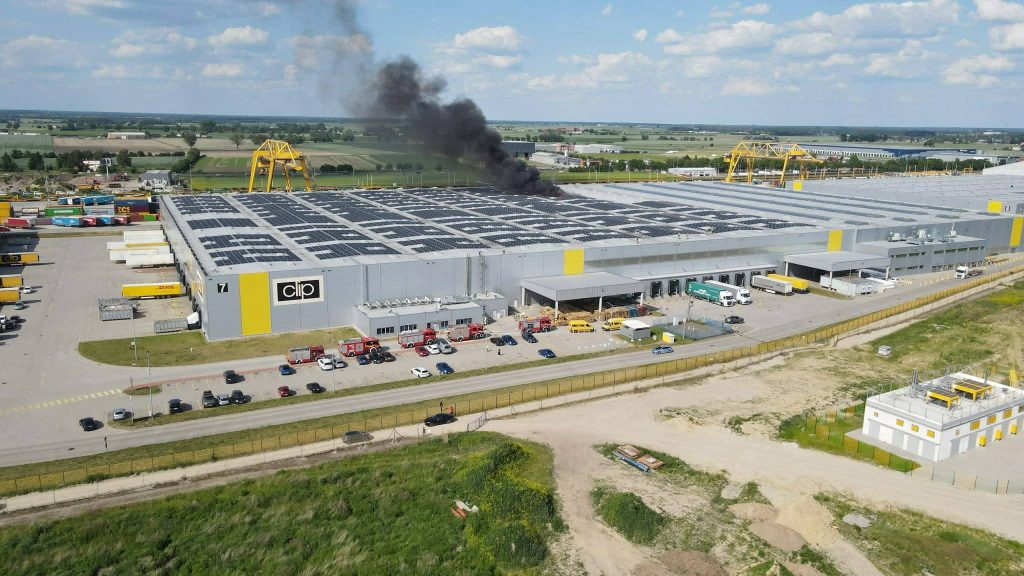 Pożar hali magazynowej w Jasinie. 20 zastępów w walce z ogniem na dachu obiektu logistycznego