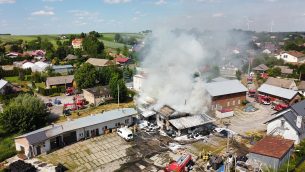 Pożar zakładu regeneracji opon w Markowej. Do działań skierowano blisko 100 strażaków