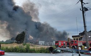 Pożar zakładu w Charnowie. W działania zaangażowano 60 zastępów straży pożarnej i robota gaśniczego