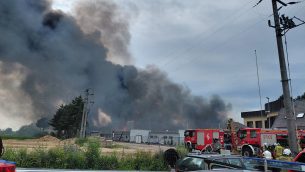 Pożar zakładu w Charnowie. W działania zaangażowano 60 zastępów straży pożarnej i robota gaśniczego