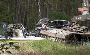 Tragiczny wypadek w miejscowości Czarne. Dwa auta spłonęły, jedna osoba nie żyje