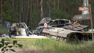 Tragiczny wypadek w miejscowości Czarne. Dwa auta spłonęły, jedna osoba nie żyje