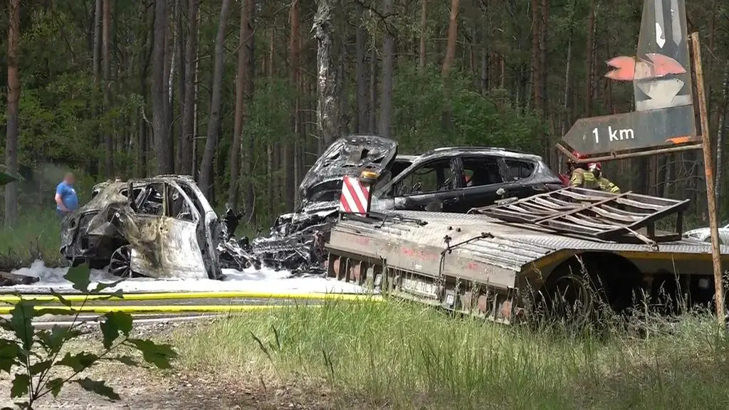 Tragiczny wypadek w miejscowości Czarne. Dwa auta spłonęły, jedna osoba nie żyje