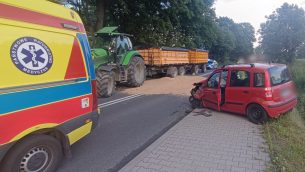 Zderzenie Fiata Panda z ciągnikiem rolniczym w miejscowości Półwieś. Na miejscu zdarzenia LPR