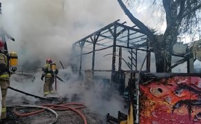 Poranny pożar w nadmorskich Chałupach. Ogień objął lokal usługowy przy dworcu