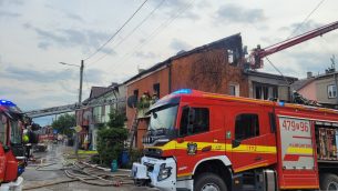 Pożar budynku mieszkalnego w Klimontowie. W akcji uczestniczyło 40 strażaków
