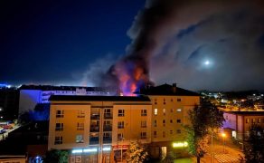 Nocny pożar kamienicy w Świnoujściu. Strażacy ewakuowali ponad 70 mieszkańców