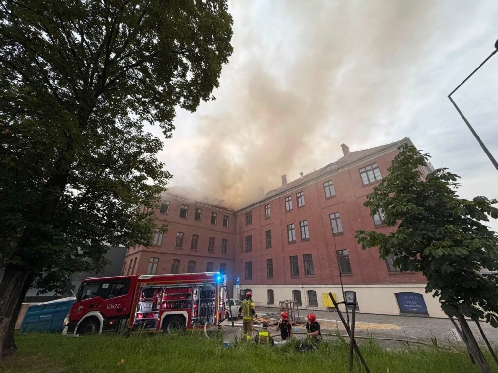 Pożar w centrum Chorzowa. Ogień objął budynek przy Rynku