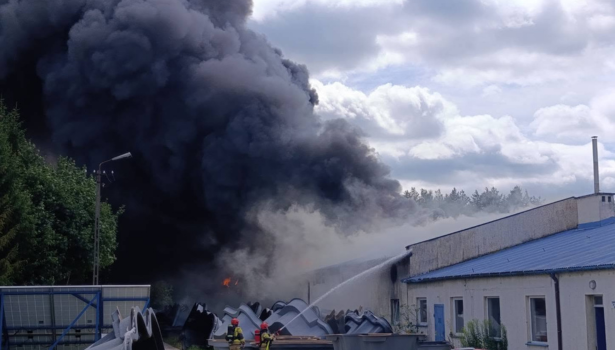 Pomorskie: ogromny pożar hali produkcyjnej. Mieszkańcy otrzymali alert RCB