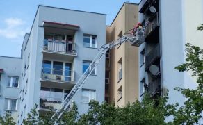 Pożar mieszkania we Wrocławiu. Źle zaparkowane samochody utrudniły działania strażaków