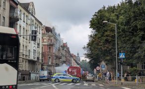 Pożar pustostanu w centrum Katowic. Strażacy ewakuowali mieszkańców i walczą z ogniem
