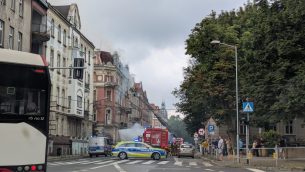 Pożar pustostanu w centrum Katowic. Strażacy ewakuowali mieszkańców i walczą z ogniem