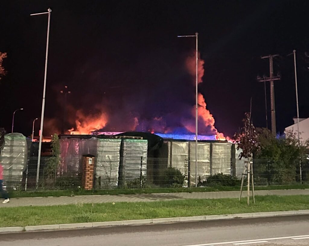 Nocny pożar hali w Szczuczynie. Strażacy przez całą noc dogaszali pogorzelisko