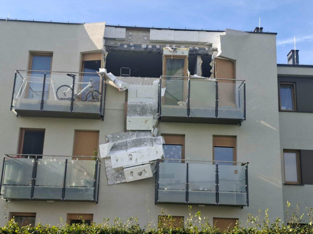 Eksplozja w bloku w Kościanie. Siła wybuchu wyrwała okna i uszkodziła ścianę